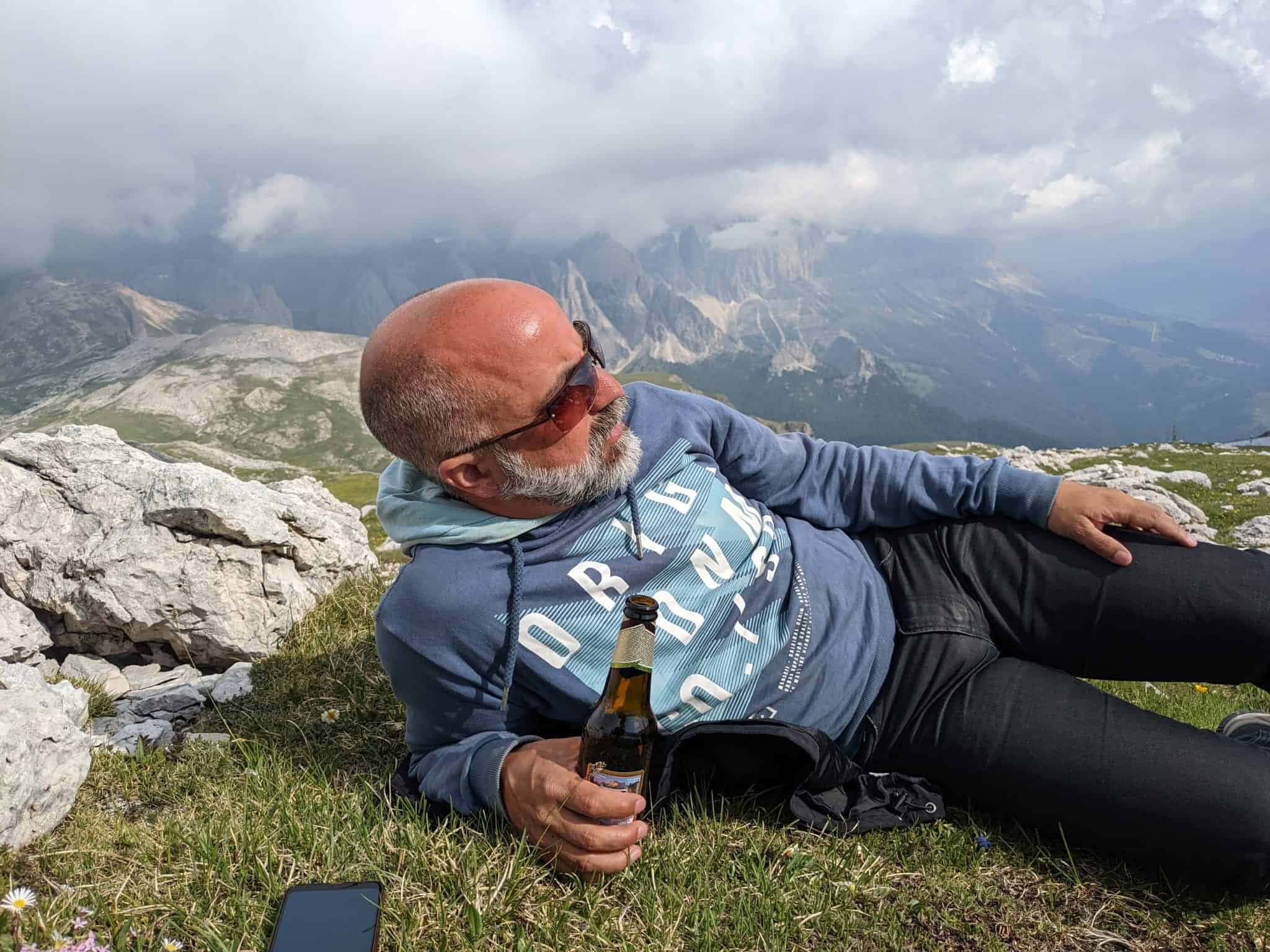 Ulrich Müller rastet in den Bergen
